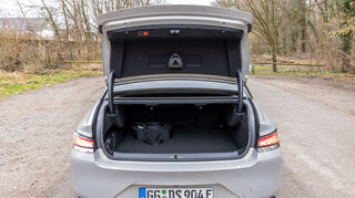 mid Groß-Gerau - Der Kofferraum fällt Limousinen typisch etwas flacher aus, kann aber trotzdem noch gute 510 Liter verstauen.