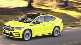 Scharf geschnittene LED-Frontscheinwerfer, ein beleuchteter Grill und das markante Mamba-Grün sind sportliche Kennzeichen des Enyaq iV Coupés in der RS-Version.