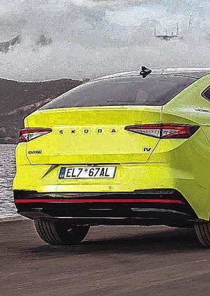 Scharfe Abrisskante und die RS-typische rote Reflektorleiste am Heck.