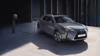 mid Groß-Gerau - Der Lexus UX 300e fährt ab Mai 2023 mit einer um 40 Prozent gesteigerten Reichweite von bis zu 450 Kilometern vor.