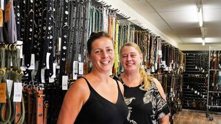 Sie sind die beiden Chefinnen der Ledermanufaktur Maul in Rodau: Manuela Massing und Doreen Maul (links).