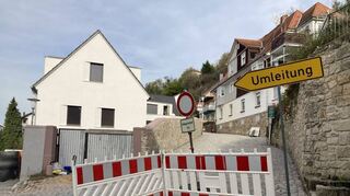 Noch bis Ende November wird die derzeitige Bauphase bei der Sanierung des Starkenburgwegs wohl dauern. Solange müssen Anwohner und Touristen noch die Umleitung nehmen.