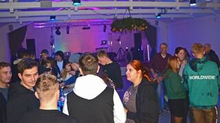 Das Kolmbacher Dorfgemeinschaftshaus wurde zum Treffpunkt der Jugendlichen am vergangenen Wochenende. Die Kolmbacher Kerb startete mit einem Disco-Abend mit DJ Winkler.  Jhs/Bild jhs
