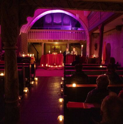 Die evangelischen Kirchen in Lautertal – von links Beedenkirchen, Reichenbach und Gadernheim – präsentierten sich mit eindrucksvollen Lichtspielen zum Gemeindejubiläum.