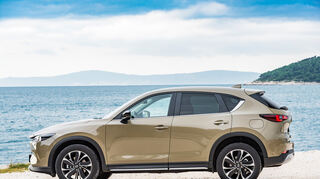 mid Groß-Gerau - Der CX-5 ist ein klassischer Kompakt-SUV - ausgestellte Radhäuser, Stoßfänger und getönte Scheiben ergeben ein sportliches Äußeres.
