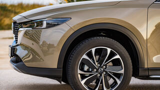 mid Groß-Gerau - Der CX-5 kommt mit 17 oder wie hier 19 Zoll Leichtmetallfelgen mit 225/55 R19 99V Bereifung.