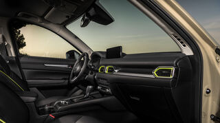 mid Groß-Gerau - Den CX-5 gibt es weiterhin als (ausgezeichneten) Handschalter, ein Automatikgetriebe ist ebenfalls verfügbar.
