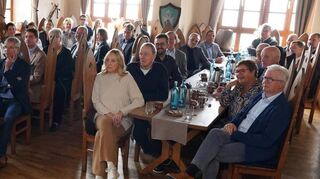 Auf sehr unterhaltsame Weise Alexander Metzler beim jüngsten „Forum in Schloss“ der Wirtschafts-Vereinigung Bensheim die Fallstricke und doppelten Böden des digitalen Alltags benannt und potenzielle Auswege erläutert.