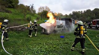 Bei ihrer Inspektionsübung musste die Zeller Feuerwehr am Samstag einen brennenden Milchlaster löschen, der zusätzlich Gasflaschen geladen hatte.