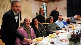 Das Theaterensemble der Schwanheimer Feuerwehr (links Leiter Torsten Eberlein) inszenierte am Samstag ein Hörspiel-Dinner im Dorfgemeinschaftshaus.