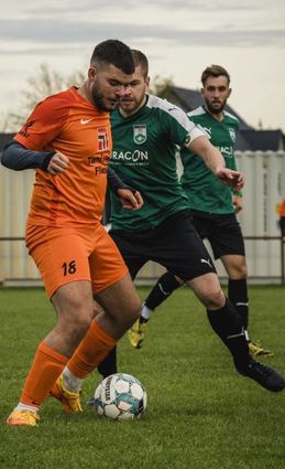Bürstadts Bleon Parduzi (l.) behauptet sich gegen Pascal Guthier.