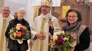 Eine besondere Ehrung wurde Renate Spieß (3.v.l.) und Roswitha Grieser durch Bischof Kohlgraf zuteil. Unser Bild zeigt die Einhäuserinnen mit dem Bischof, mit Pfarrer Rein (2.v.l.) und Hermann-Josef Herd.
