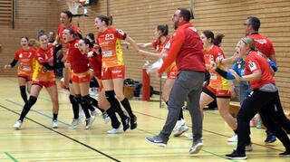Die Siegesfeier kann beginnen. Mit der Schlusssirene brach auf der Bank der Junior-Flames nach dem 28:26 gegen Freiburg grenzenloser Jubel aus.