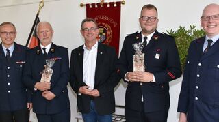 Über die langjährige Freundschaft der Feuerwehren freuten sich (v.l.) Franz-Josef Schumacher, Freddy Deweeer, Bürgermeister Schönung, Tytgat Ruben und Stadtbrandinspektor Markus Stracke.