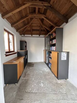 Das ehemalige Wiegehäuschen in Fehlheim wurde zum Bücherhäuschen umfunktioniert.