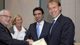 Wie alles begann: Der ehemalige Stadtrat Adil Oyan nach seiner ersten Wahl 2011 – beglückwünscht von Bürgermeister Thorsten Herrmann (re.), Erstem Stadtrat Helmut Sachwitz (li.) und Stadtverordnetenvorsteherin Carola Heimann.