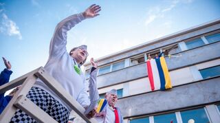 Hellau in Heppenheim: Norbert Weiser (links) bei der Fahnenhissung im Jahr 2017, neben ihm Hans-Peter Rauen.