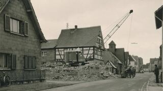 Abriss des alten Rathauses von Groß-Hausen in der Hauptstraße im Jahr 1968.