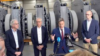 Vier Wirtschaftsexperten tauschen sich in Heppenheim über die Perspektiven für Windkraft in Deutschland aus – das Bild zeigt (von links) ESM-Firmeninhaber Franz Mitsch, Tarek Al-Wazir, Robert Habeck sowie den kaufmännischen ESM-Geschäftsführer Julian Saur.