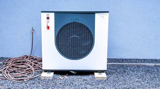 Eine Luft-Wärmepumpe entzieht ihrer Umgebung Wärme und wandelt sie in Heizenergie um.