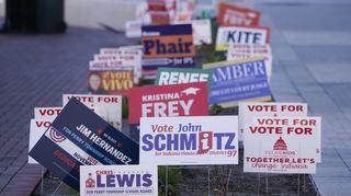 Wahlschilder der Kandidaten stehen vor dem City-County Building in Indianapolis. Am Dienstag fanden in den USA die Zwischenwahlen (Midterms) statt.