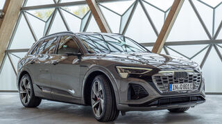 mid Nizza - Aus dem e-tron wird in der Produktaufwertung der Q8 e-tron - das neue elektrische SUV Topmodell von Audi.