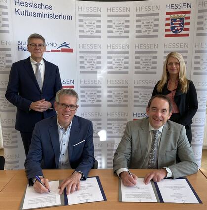 Landrat Christian Engelhardt (vorne links), der Hessische Kultusminister Professor Alexander Lorz (vorne rechts), Utz Tillmann aus dem Vorstand des MINT-Vereins (hinten links) und die Leiterin der Abteilung Grundsatz und Kreisentwicklung des Kreises Bergstraße, Corinna Simeth, bei der Unterzeichnung der Kooperationsvereinbarung.