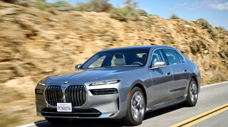mid Palm Springs - Stattliche Erscheinung: Der BMW i7 präsentiert eine wuchtige Niere zwischen den geteilten LED-Scheinwerfern.