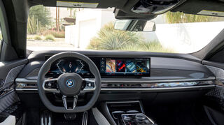 mid Palm Springs - Im Interieur prangt der breite Touchscreen der neuen BMW-Generation.
