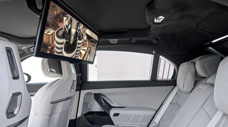 mid Palm Springs - Die Fond-Insassen können sich von einem 32-Zoll-Screen unterhalten lassen.