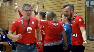 Der erfolgsverwöhnte Drittliga-Aufsteiger HSG Bensheim/Auerbach II mit seinem Trainer Sascha Kuhn (links) ist am Samstag im Auswärtsspiel in Pforzheim erstmals in der Favoritenrolle.