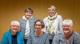 Das Vorstandsteam des Vereins Frauenhaus Bergstraße (vorn, v.l.): Renate Tietz (Schriftführerin), Vorsitzende Martina Evertz, Stellvertreterin Konstanze Hiemenz sowie hinten (v.l.) Edeltraud Lubda (Kasse) und Maria Heeß (Beisitzerin).