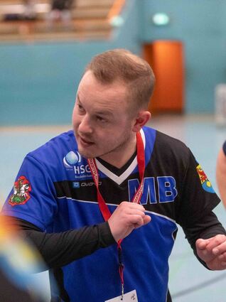 „Auf geht´s“: Bensheims Trainer Moritz Brandt bereitet seine Bezirksoberliga-Handballer auf das Spitzenspiel gegen Fürth/Krumbach vor.
