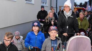 Mit bunten Martinslaternen zogen die Kinder des Evangelischen Kindergartens mit ihren Familien durch die Straßen rund um die evangelische Kirche. Tiara Stork als St. Martin ritt auf ihrem Pferd voran.