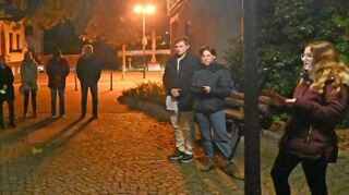 Junge Gemeindevertreter gestalteten erneut die Gedenkveranstaltung am Jahrestag der Reichspogromnacht: (v.r.) Michelle Glanzner, Lea May und Mika Hoffmann erinnerten an die Verbrechen der Nationalsozialisten vor acht Jahrzehnten und thematisierten die aktuellen Gräueltaten im Krieg in der Ukraine.