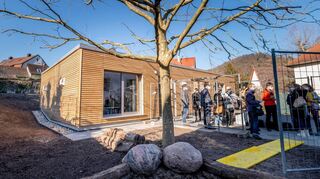 Im Februar konnten die Büro-Pavillons im Garten des Frauenhauses eingeweiht werden. Die Sanierung der Gebäude wird wohl 2024 abgeschlossen sein.