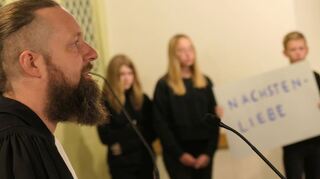 Schüler der Klasse 7aR der Mittelpunktschule Gadernheim gestalteten mit Pfarrer Jan Scheunemann den Gottesdienst.