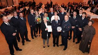 Im Rahmen des Kameradschaftsabends der Feuerwehr Bensheim-Mitte im Bürgerhaus wurden langjährige Mitglieder ausgezeichnet. In der Mitte Franz Mayer, der für 70 Jahre Zugehörigkeit zur Wehr gewürdigt wurde.