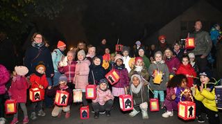 Eppelheim: Mit tollen Laternen mit Wasserturmmotiv marschierten die Kinder des städtischen Kindergartens Villa Kunterbunt durch die Straßen und sangen Martinslieder.