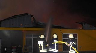 Der Feuerwehr blieb nur übrig, das Feuer einzudämmen.