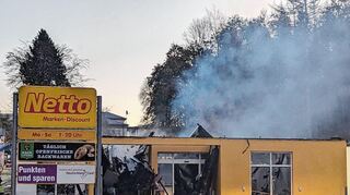 Nur noch rauchende Trümmer sind von dem Supermarkt übrig