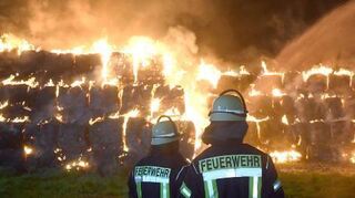 Der Brand der Strohballen im Ried konnte in der Nacht auf Sonntag gelöscht werden.