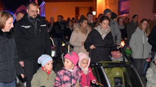 Das Interesse an dem von Gemeinde und Feuerwehr organisierten Martinsumzug in Einhausen war riesig. Obwohl sie am gleichen Tag Geburtstag hatte, ritt Tiara Storck verkleidet als heiliger Martin voran.