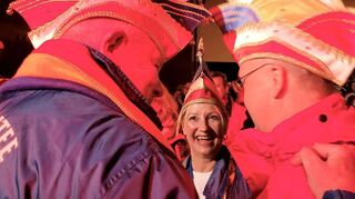 Kerstin Fuhrmann, neue Schirmherrin der Heppenheimer Straßenfastnacht, eingerahmt von Hans-Peter Rauen (links) und Bürgermeister Rainer Burelbach.