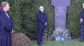 Am Ehrenmal in Gadernheim, wo die zentrale Gedenkfeier der Gemeinde Lautertal stattfand, legten Bürgermeister Andreas Heun (rechts) und Reinhard Schmidtke vom VdK einen Kranz nieder. Links Pfarrerin Marion Mühlmeier.