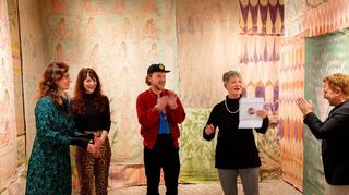 „Mamma Mia Amore Mio“ lautet der Titel einer neuen Ausstellung im Museum. Unser Bild von der unterhaltsamen Vernissage am Freitag zeigt (v.l.) die Künstlerinnen und Künstler Inga Kerber, Corinne von Lebusa und Moritz Schleime sowie Bürgermeisterin Christine Klein und Museumsleiter Christoph Breitwieser.