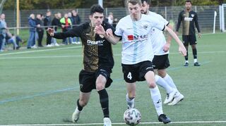 Der Einhäuser Sebastian Steinmann (re.) schirmt den Ball gegen Leon Kutrowatz ab, insgesamt hatten aber die Gäste aus Lorsch im Derby die Nase vorn.