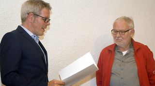 Landrat Christian Engelhardt (links) überreichte den Landesehrenbrief an Rainer Brück.