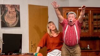 bli, Schlierbach, Theater, Blondes Gift und viel Amore, Nicole Steinmann (in der Rolle der Wilmar Schreiner) und Hans-Dieter Seyfert (Großvater Waldemar)  Bild: Thomas Neu