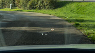 mid Groß-Gerau - Das Head-up-Display bietet alle fahrrelevanten Daten und warnt wenn sich ein Fahrzeug im toten Winkel befindet.